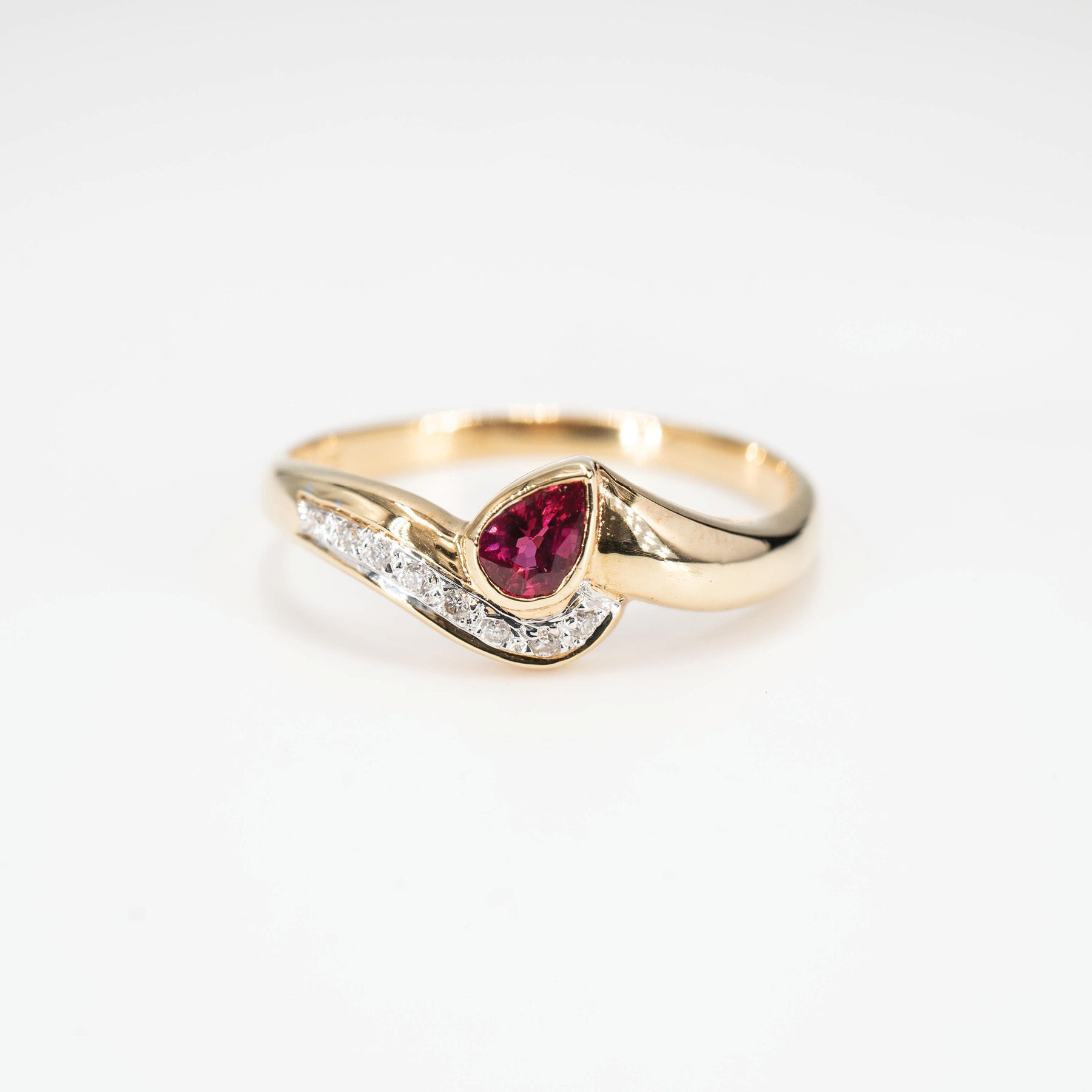Vintage Ruby and Diamond Ring in 18K Yellow Gold