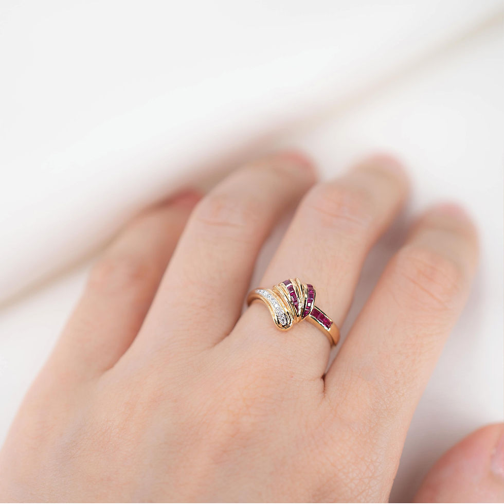 縮圖：Vintage Ruby and Diamond band ring in 18K Yellow Gold