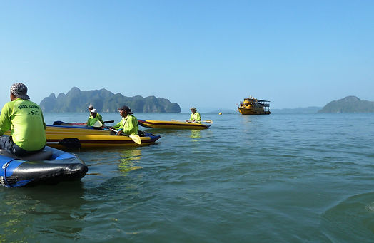 Thaïlande sud, Koh Hong, guides pagayeirs en attente ds cloportes