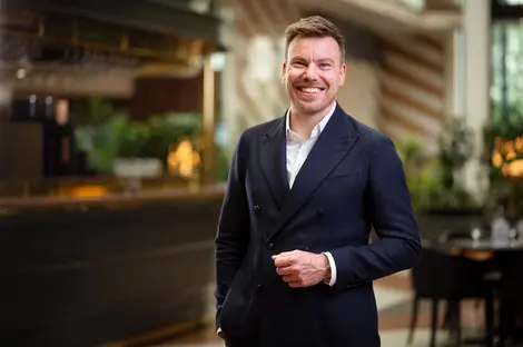 Ein Mitarbeiter in der Lobby eines Business-Hotels in Hannover