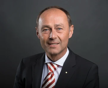 Businessportrait eines Geschäftsführers vor grauem Hintergrund