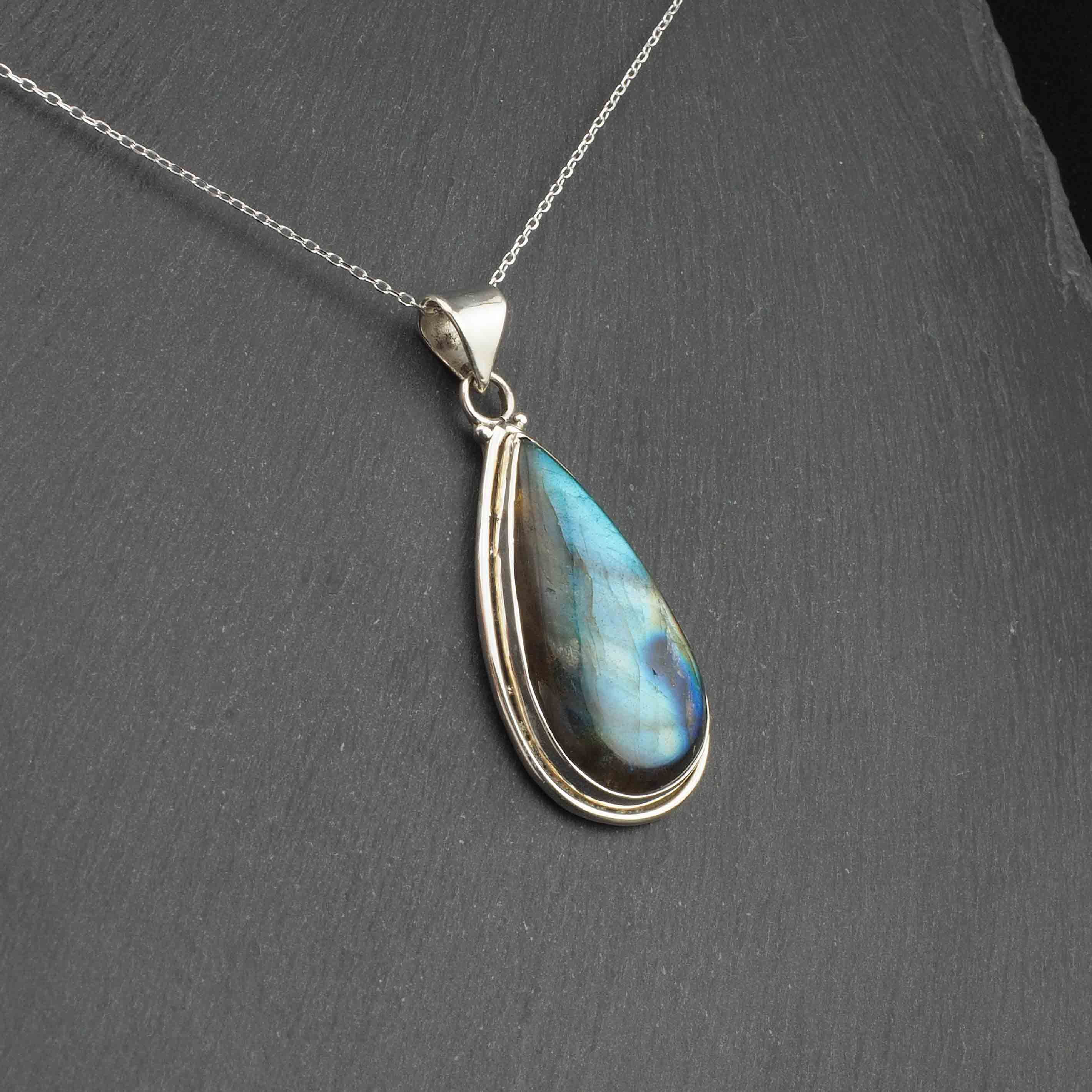 Labradorit Anhänger in 925 Silber gefasst mit Silberhalskette