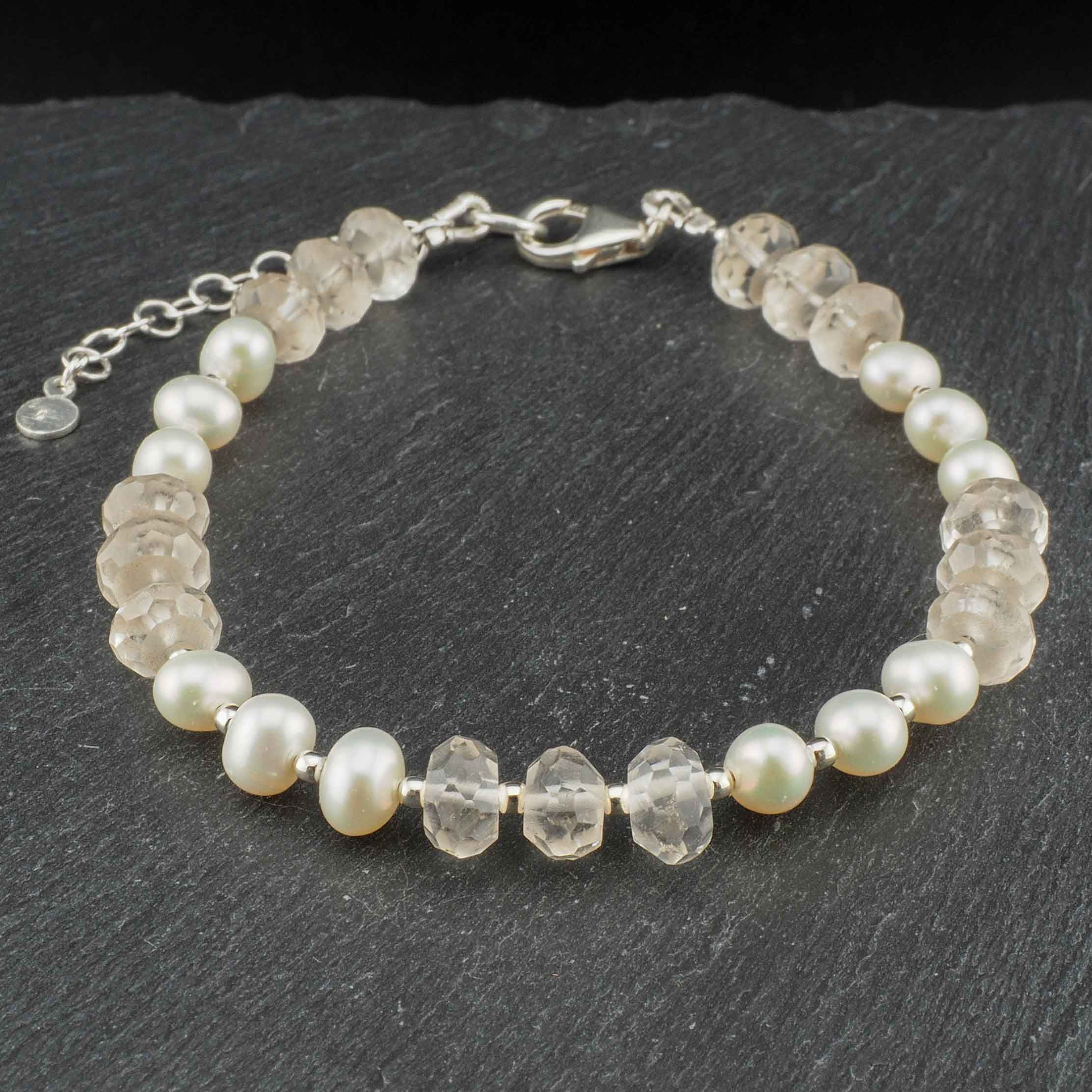 Armband aus Bergkristall fac., Süsswasser Perlen und 925 Silber