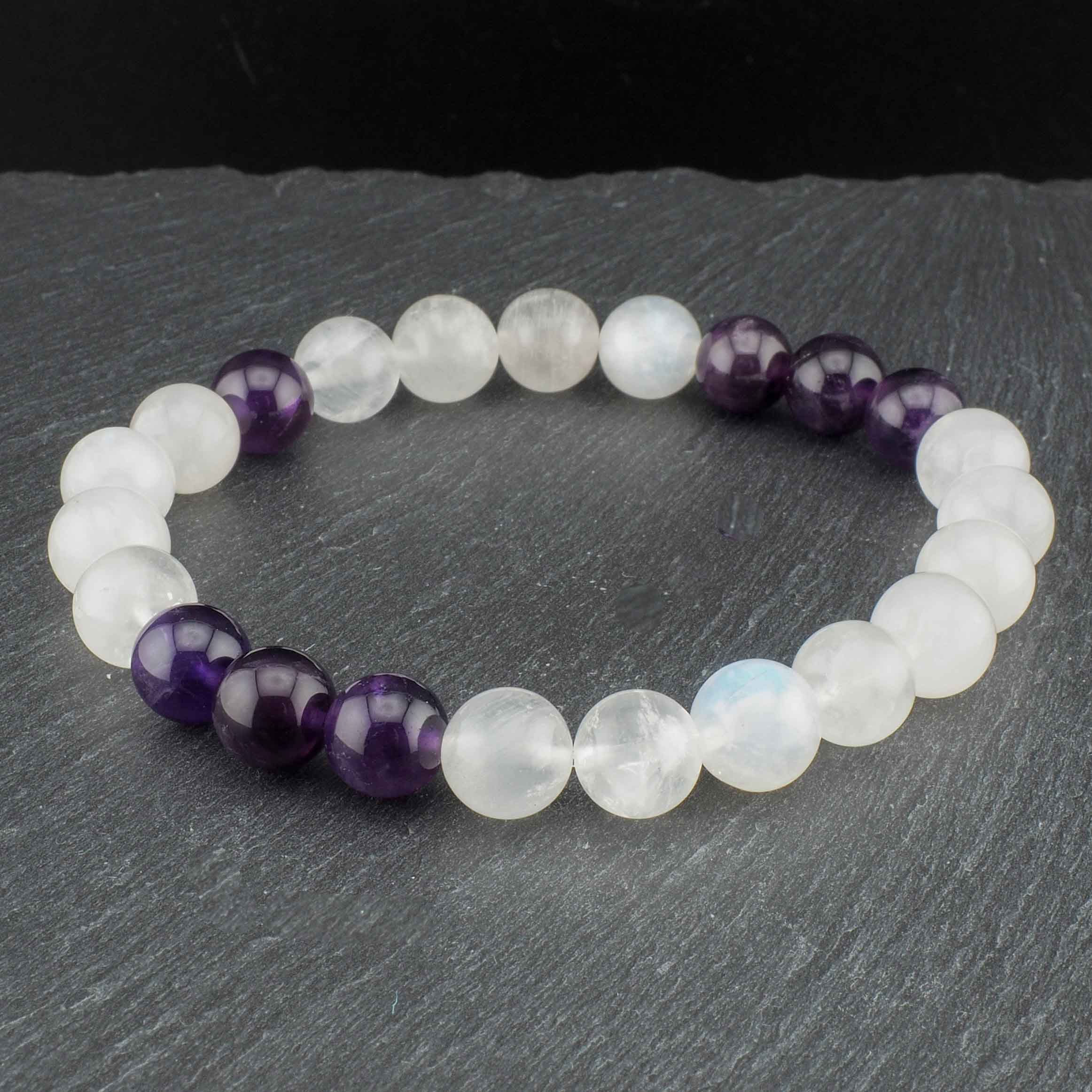 Armband aus Regenbogen Mondstein und Amethyst