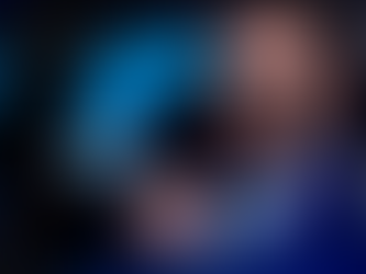 Óculos de grau masculino Jaguar Eyewear em titânio, com design aerodinâmico inspirado em carros de luxo, sobre superfície de couro preta dourada.