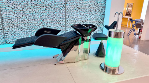 V showroomu s kadeřnickým nábytkem