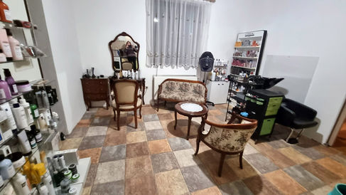 Provizorní kuchyňské kadeřnictví