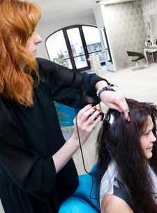 Trichologická diagnostika vlasů a vlasové pokožky v salonu HARRER'S Haute Coiffure Française.