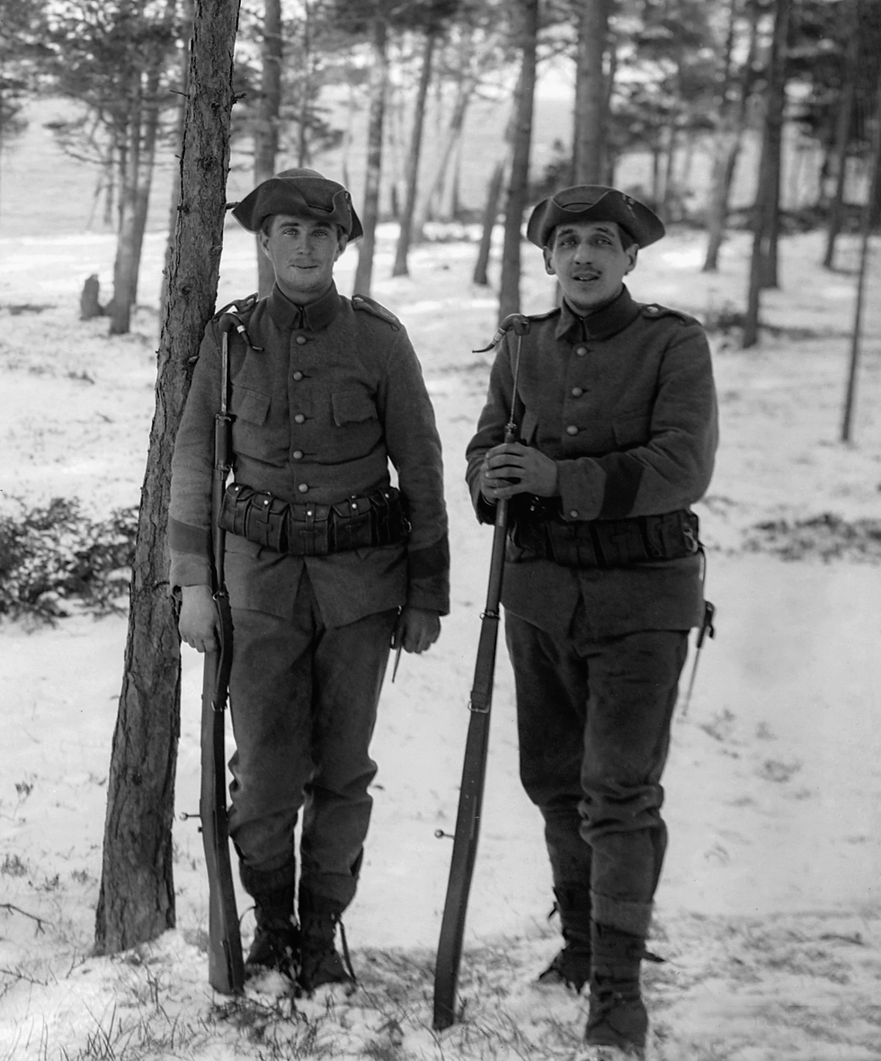 Svenska soldater vid tiden för första världskriget. Lägg märke till trekornshattarna. Via Wikimedia Commons.
