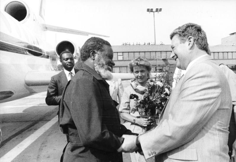 SWAPO:s president, Sam Nujoma besöker DDR och möts av Günter Sieber, medlem av SED:s centralkommitté och chef för avdelningen för internationella relationer.