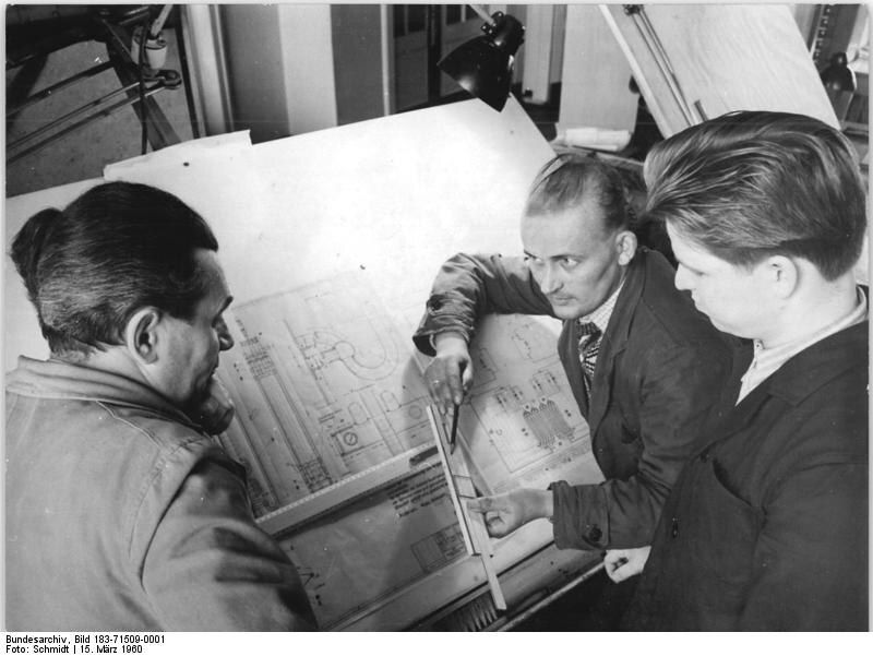 "Ingenjörer vid ritbordet" Pressbild från 1960 för att visa på samarbetet med mellan DDR och Guinea där DDR var kontrakterade att bygga en radiostation med studio och utomhusscen.