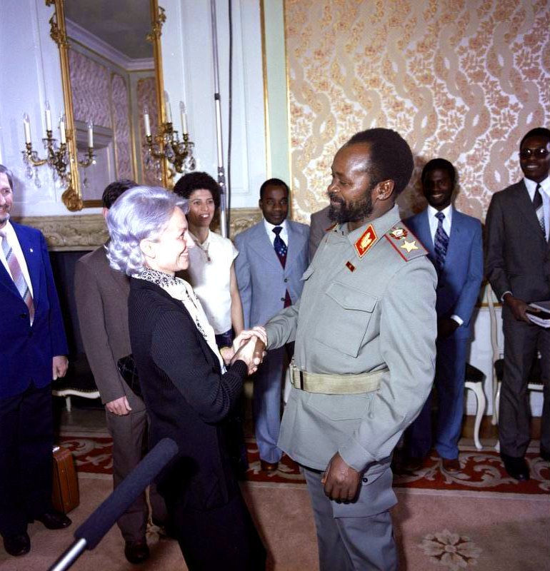 Moçambiques president Samora Moises skakar hand med Margot Honecker, utbildningsminister i DDR. De besöker en skola i Strasbourg dit 900 pojkar och flickor från Moçambique skickades för att studera.