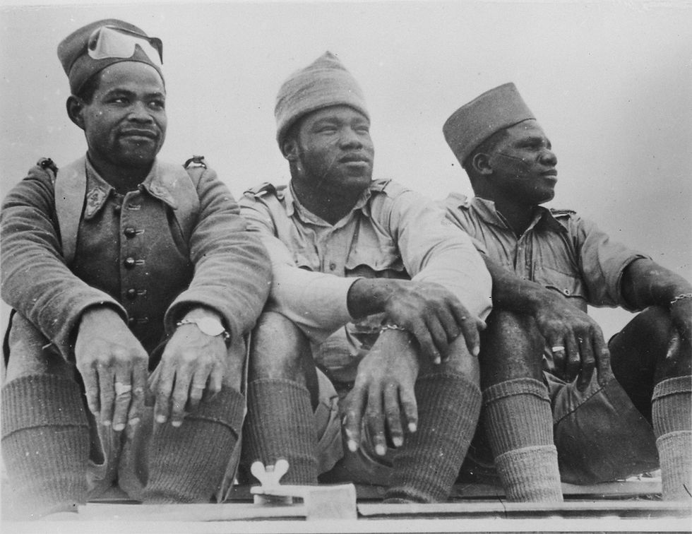 Tre soldater från fria franska koloniala artilleriet som hade utmärkt sig under slaget om Bir Hakiem. De kom från respektive Senegal, Ekvatorialguinea och Madagaskar. Bildkälla: Wikimedia Commons
