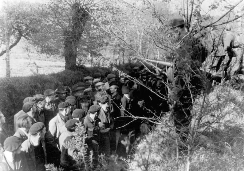 Möjligen samma grupp som bilden ovan som samlats i ett dike. Bildkälla: Wikimedia Commons