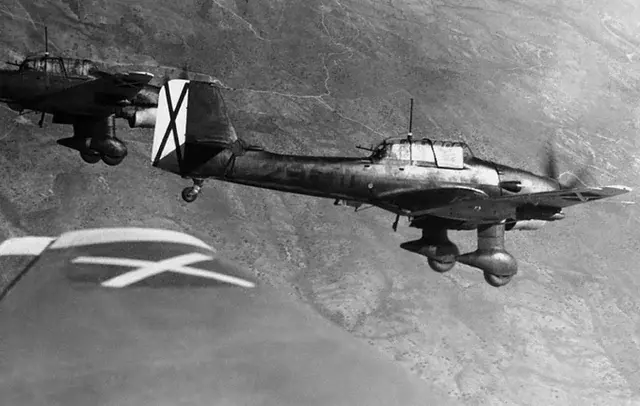 Tyska STUKA-flygplan ur Condorlegionen i aktion. Foto: Bundesarchiv via Wikimedia Commons