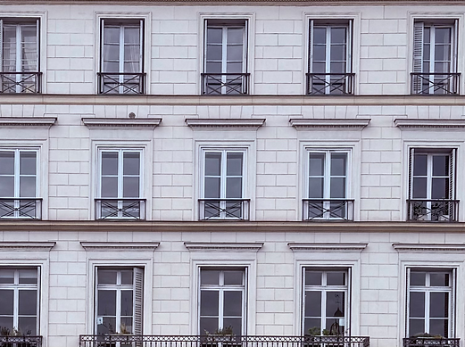 Auf dem Bild ist ein französisches Gebäude in Paris zu sehen mit Fenster. Es soll die rechtliche Beratung rund um französische Wohnraum- und Gewerbemietverträge darstellen.