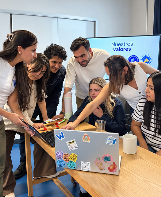 Equipo colaborando alrededor de los portátiles-1.jpg