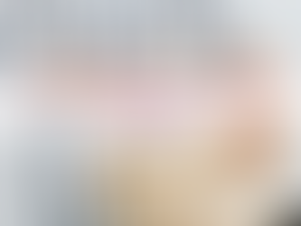 une femme qui tient un bac à linge- guide d'entretien vêtement