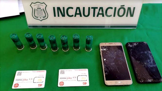 Gendarmenes incautan “pelotazo” que contenía cartuchos de escopeta, drogas, celulares y una carta