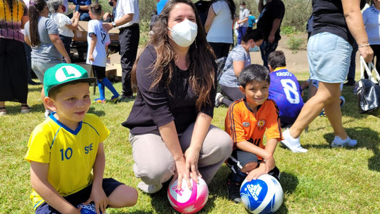 Alumnos de la Escuela de Fútbol Municipal recibieron balones y zapatos de fútbol por Navidad