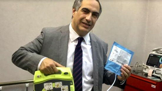 Aprueban Ley que obliga a centros comerciales, estadios y terminales a contar con desfibriladores po