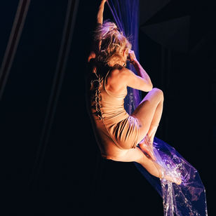 Bijzondere aerial act Plastic Tissue Act van Leila Köckenberger, uitgevoerd in een transparante tissue van plastic.