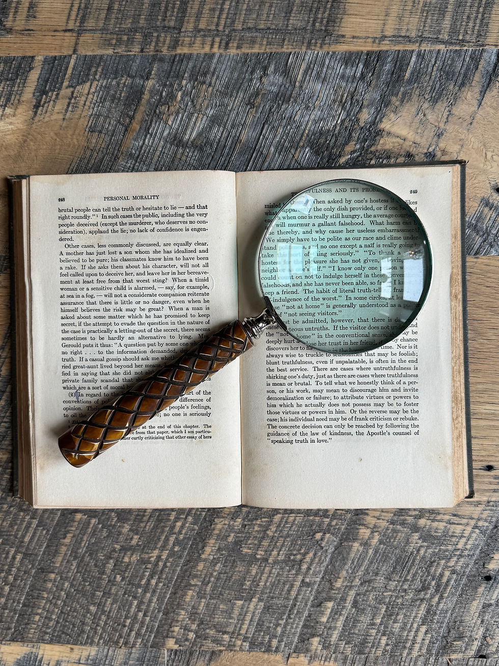 Thumbnail: Unique Handle Magnifying Glass
