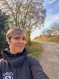 Primo piano sullo sfondo sentiero di campagna