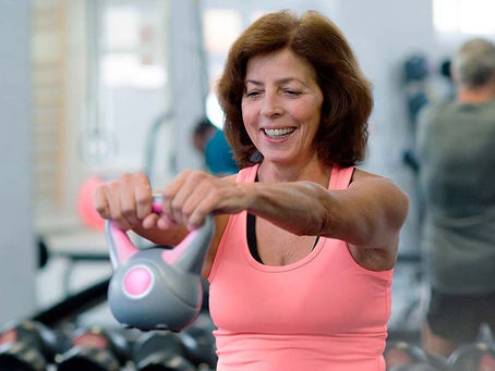 idosos levantando pesos