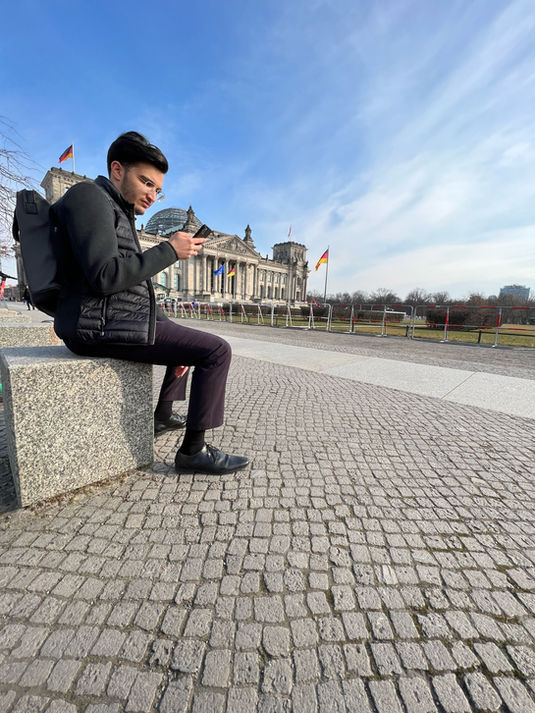 Jade Madani am Bundestag