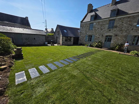 Réalisation d'un chemin en pierre naturelles. 