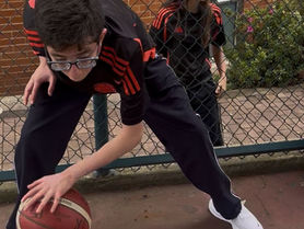Octavo Grado Avanza con Éxito en el Aprendizaje del Dribbling