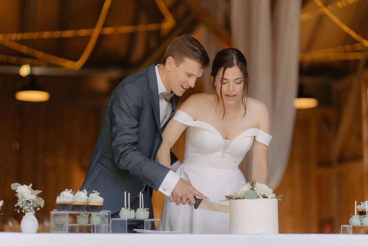 Brautpaar schneidet die Hochzeitstorte in der Feldscheune am Steinbachhof