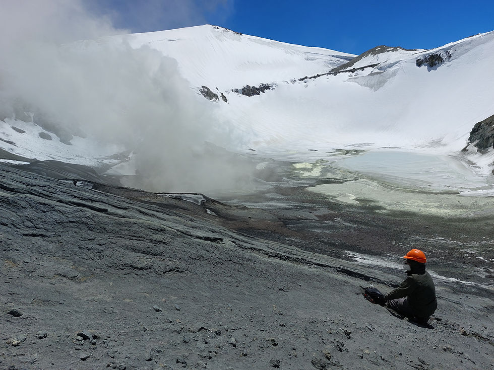 El cráter del volcán Copahue en una no tan plácida expresión.