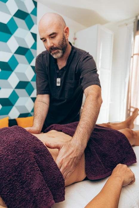 Mickaël pratique un massage Abhyanga