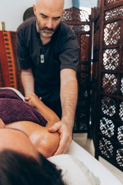 Mickaël pratique un massage personnalisé