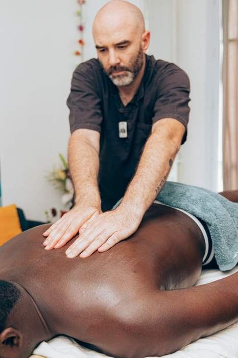 Mickaël pratique un massage du dos