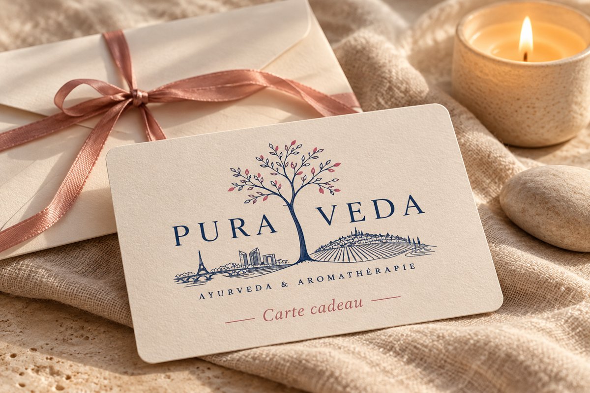 Carte cadeau Pura Veda, enveloppe et ruban dans une ambiance douce