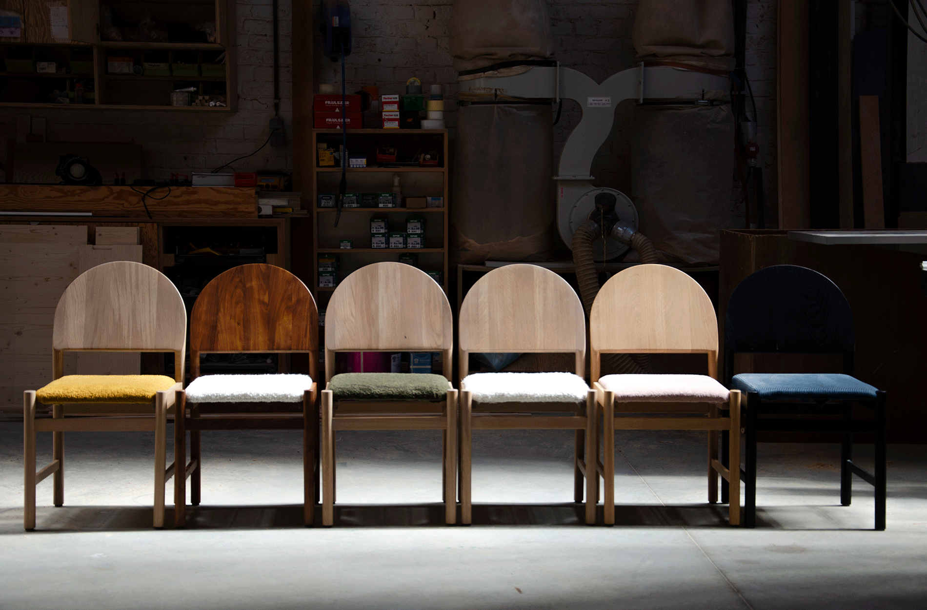 Maatwerk stoelen in hout met verschillende houtsoorten en kleuren