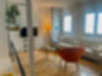 Blick in den Wohnbereich mit Sofa und Fernseher