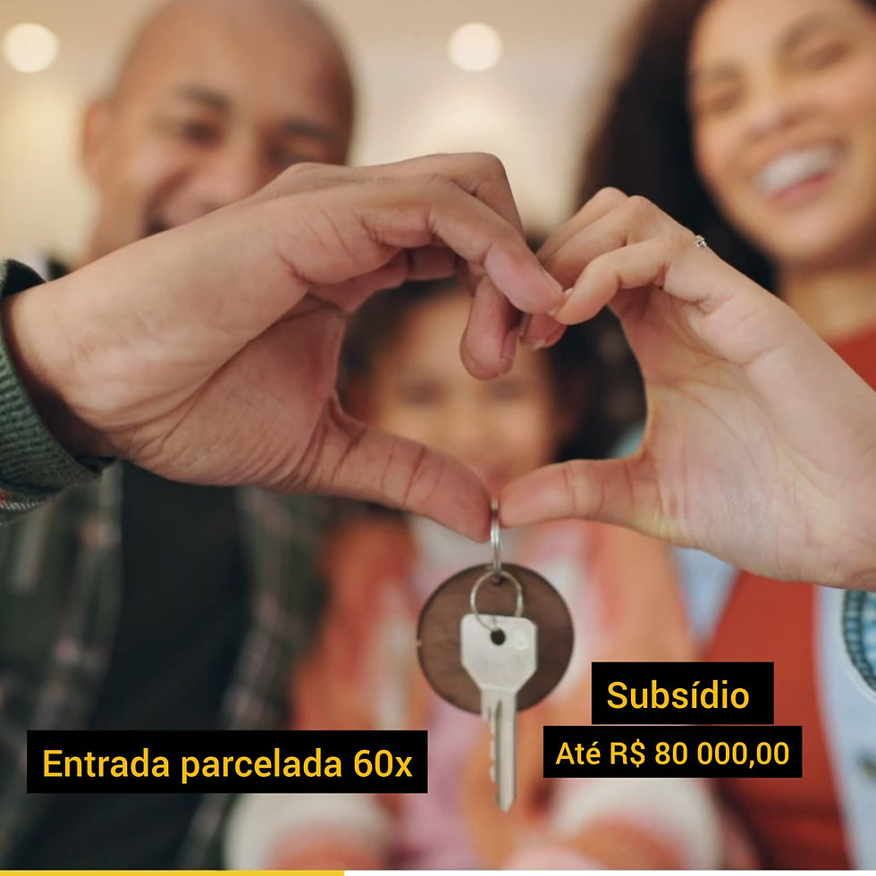 Mãos em forma de coração seguram chave de casa, família atrás. Entrada parcelada 60x, Subsídio até R$ 80.000,00.