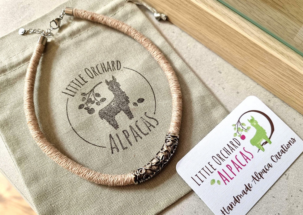 Thumbnail: Alpaca bracelet with flower bead - Rose Grey