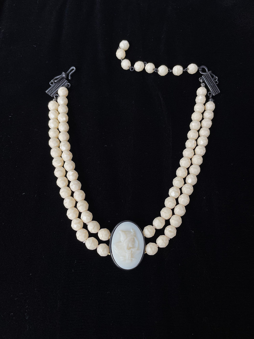 Noir~Minerva Cameo Choker