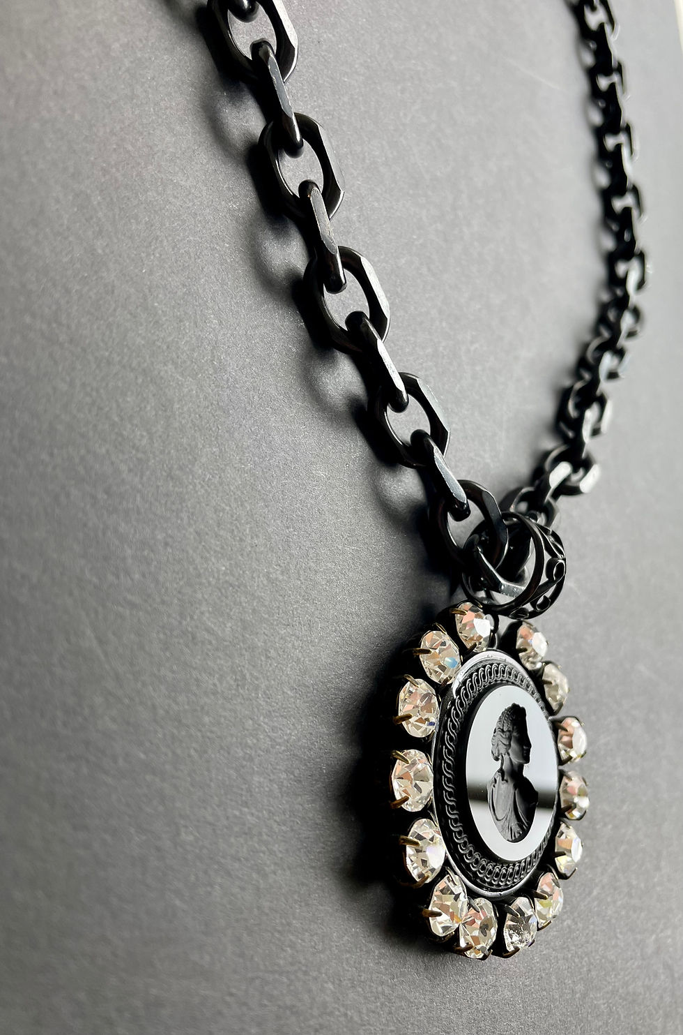 Thumbnail: Rhinestone Chunky Chain Statement Necklace