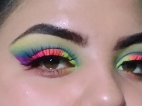 MAQUILLAJES CON LA TORRE NEÓN.