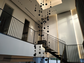 מדרגות ברזל מעוצבות בצבע שחור בשילוב מעקה ברזל מעוצב בצבע שחור. זווית, תכנון מדרגות מעוצבות. 