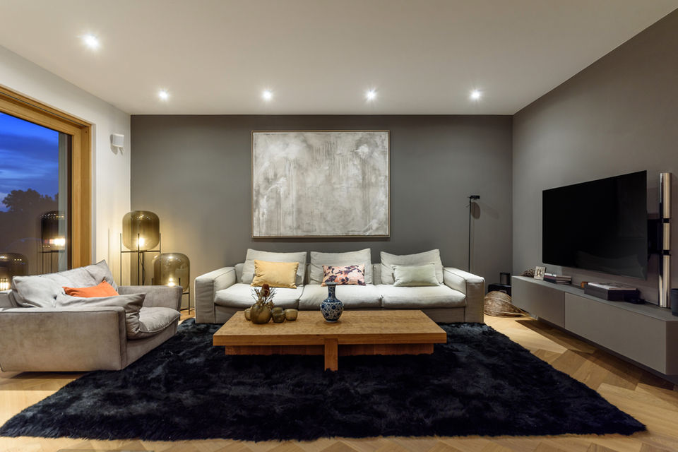 Wohnzimmer Interieur bei Dämmerung fotografiert
