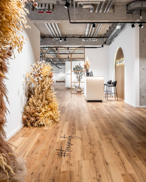 Professionelle Interieur-Fotografie eines stilvollen Brautmodengeschäfts in München mit eleganter Dekoration und hochwertiger Präsentation von Brautkleidern. Retail Store Fotografie München