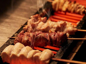 昭和のレトロな空間が広がる焼き鳥店