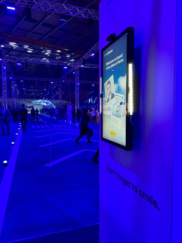 Professioneller Messebauer aus Frankfurt und Wiesbaden, Messebau und Eventbau, Event in Frankfurt, Lufthansa Roll-In-Event Boeing 787